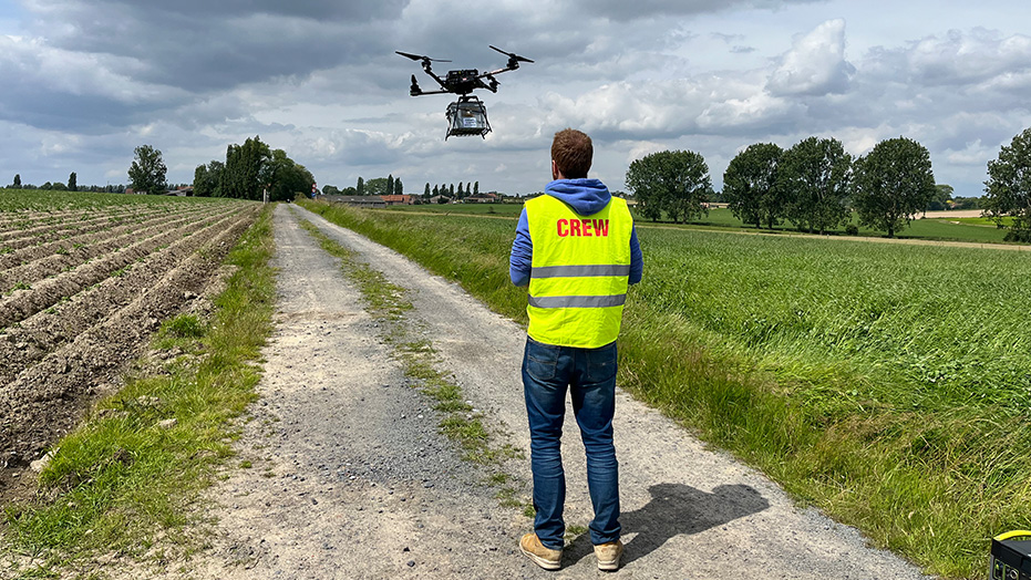 man bestuurt drone 